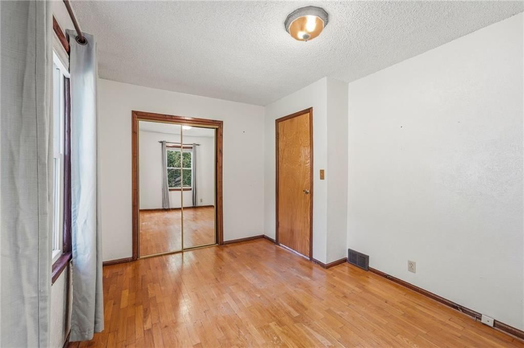 Photo 22 of 37 - 6000 Arlington Avenue, Kansas City, MO 64133