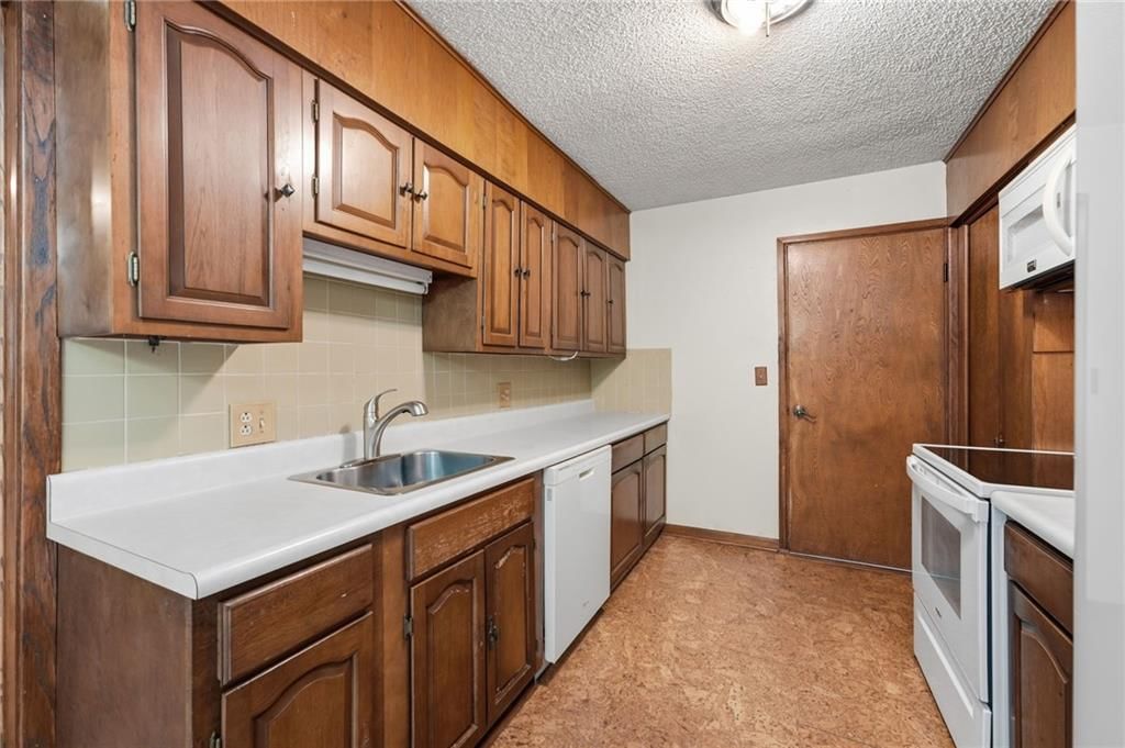 Photo 10 of 37 - 6000 Arlington Avenue, Kansas City, MO 64133
