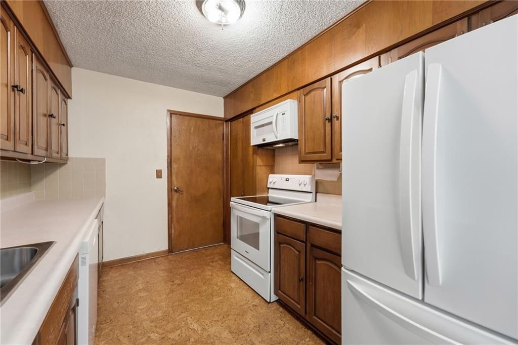Photo 11 of 37 - 6000 Arlington Avenue, Kansas City, MO 64133