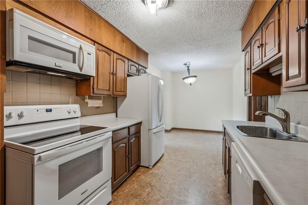 Photo 12 of 37 - 6000 Arlington Avenue, Kansas City, MO 64133