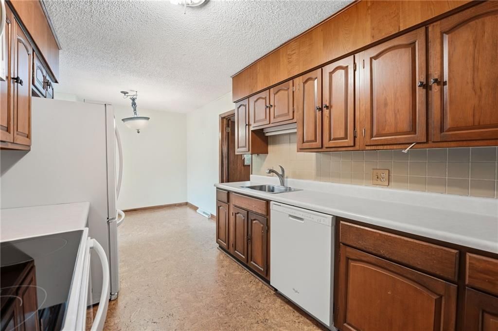 Photo 13 of 37 - 6000 Arlington Avenue, Kansas City, MO 64133
