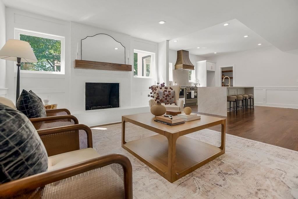 10120 Glenwood Street — photo 4