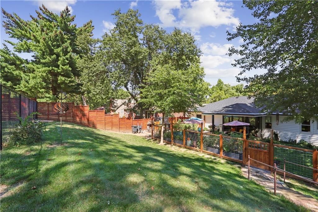 Photo 27 of 30 - 4026 N Tracy Avenue, Kansas City, MO 64116