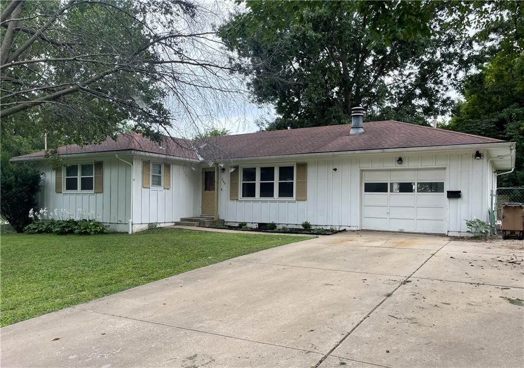 205 E Maple Street, Raymore, MO: listing photo 2