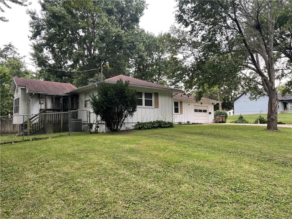 205 E Maple Street, Raymore, MO: listing photo 3