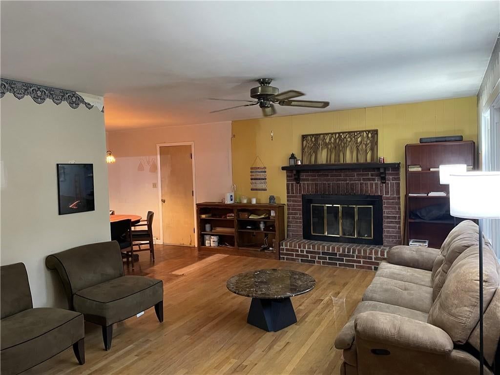 Photo 5 of 37 - 205 E Maple Street, Raymore, MO 64083