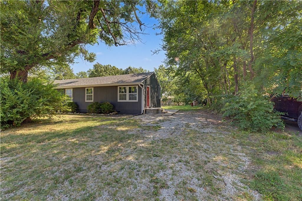 834 N Walker Lane, Olathe, KS: listing photo 2