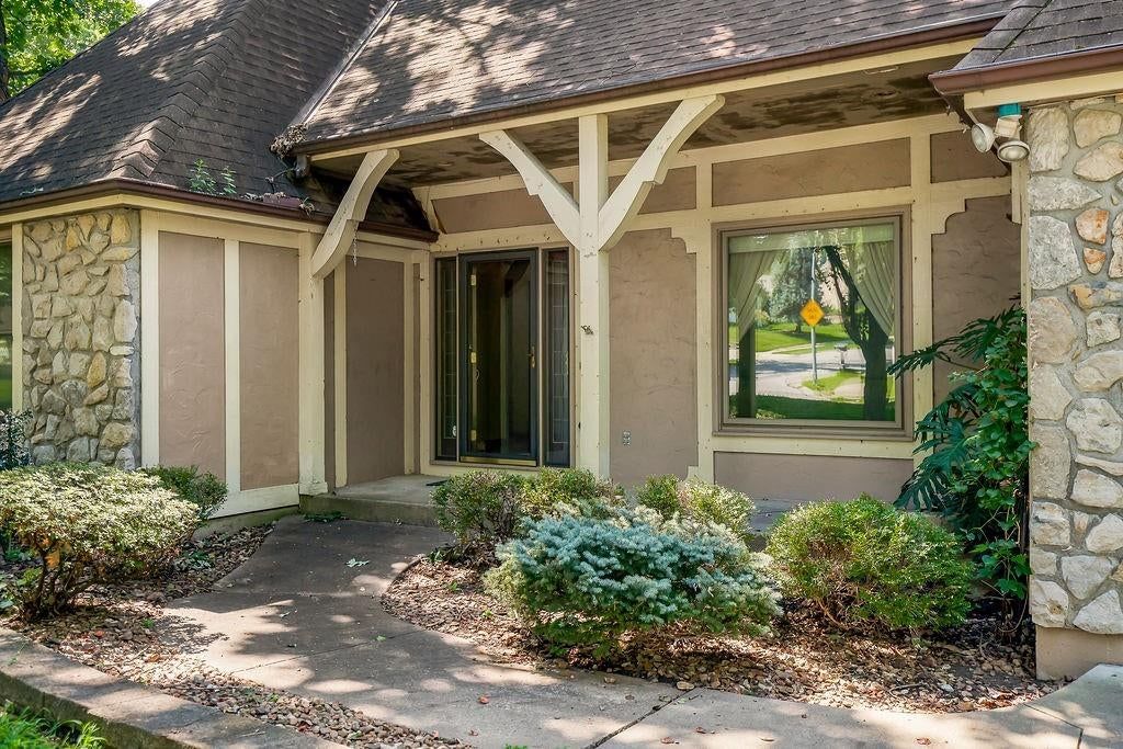 4408 NW Normandy Lane, Kansas City, MO: listing photo 2