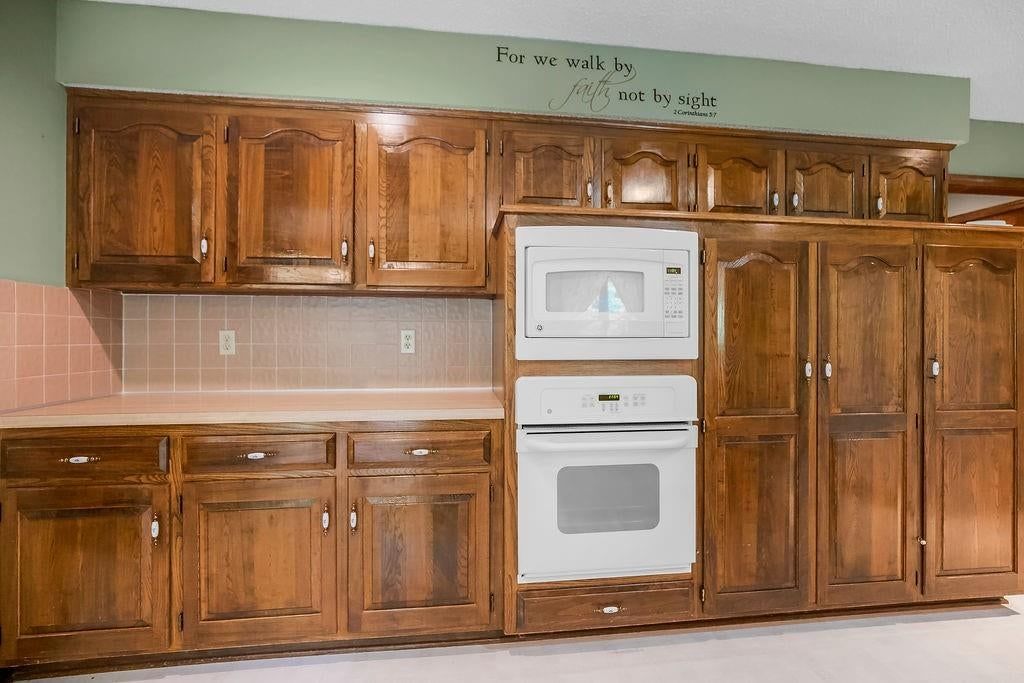 Photo 10 of 44 - 4408 NW Normandy Lane, Kansas City, MO 64116