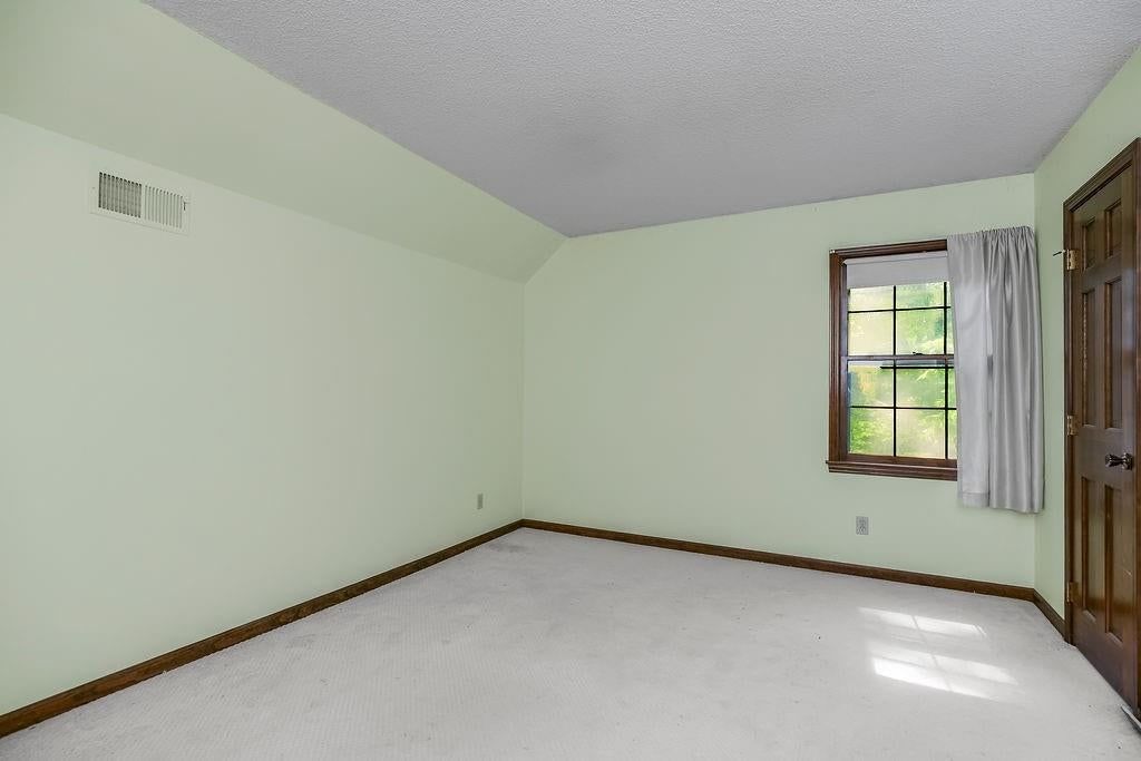 Photo 15 of 44 - 4408 NW Normandy Lane, Kansas City, MO 64116
