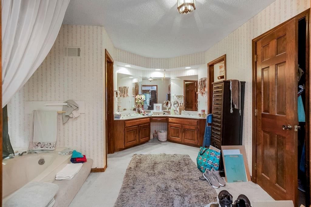 Photo 22 of 44 - 4408 NW Normandy Lane, Kansas City, MO 64116