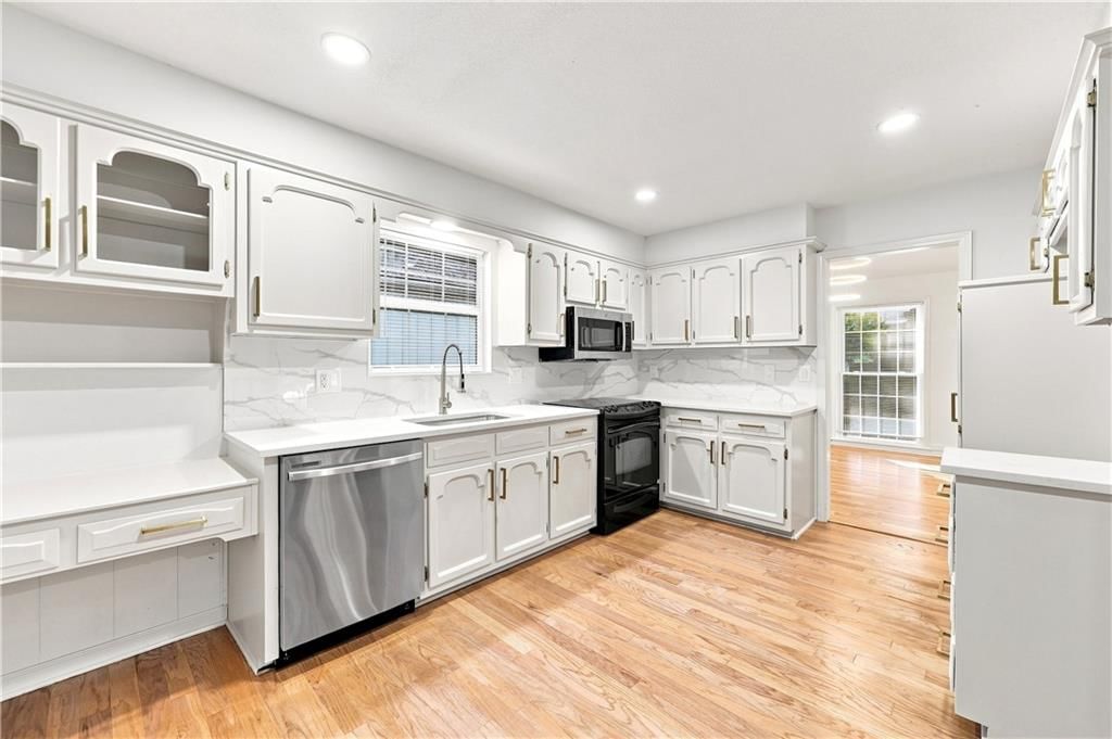 Photo 10 of 56 - 8143 NW Beaman Drive, Kansas City, MO 64151