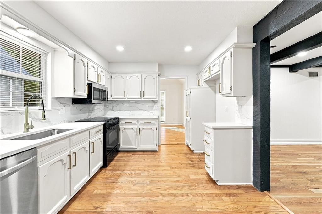 Photo 11 of 56 - 8143 NW Beaman Drive, Kansas City, MO 64151