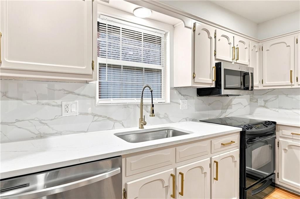 Photo 12 of 56 - 8143 NW Beaman Drive, Kansas City, MO 64151