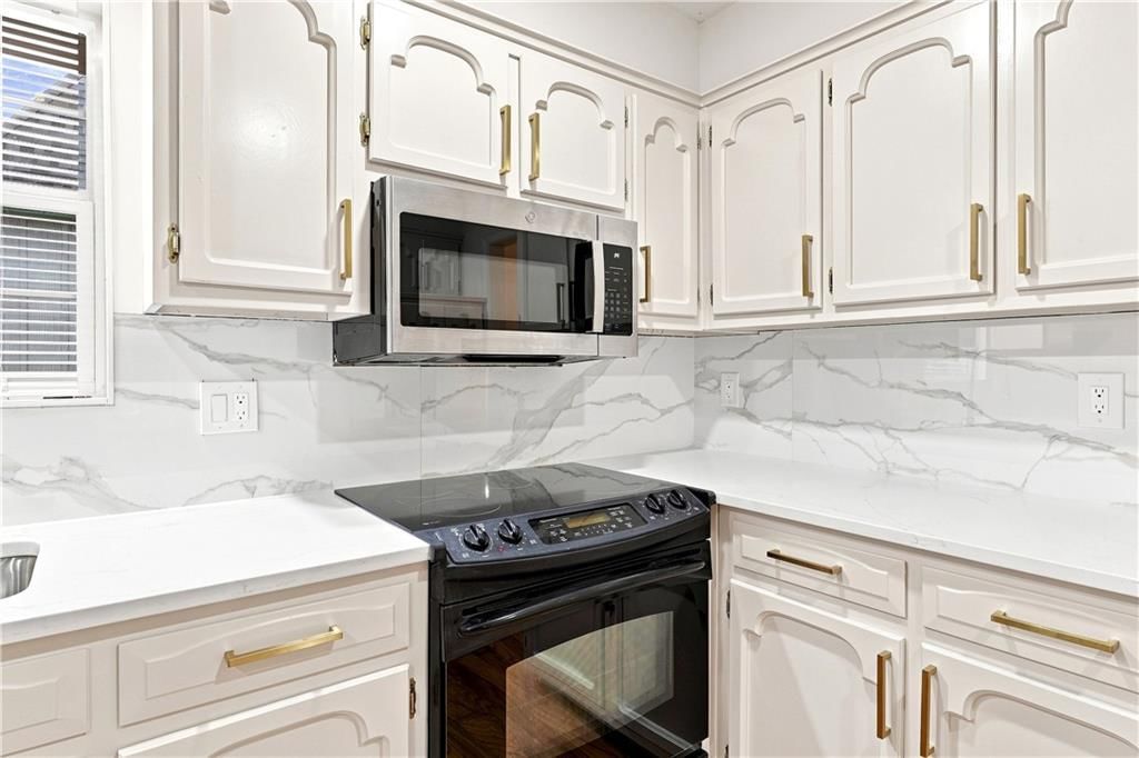 Photo 13 of 56 - 8143 NW Beaman Drive, Kansas City, MO 64151