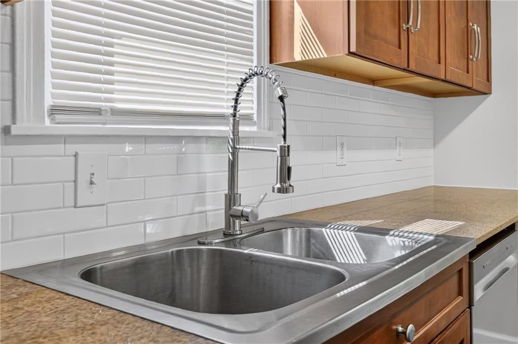 610 W 88th Terrace — photo 11
