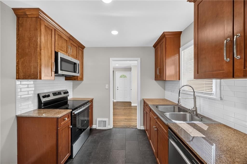 610 W 88th Terrace — photo 13
