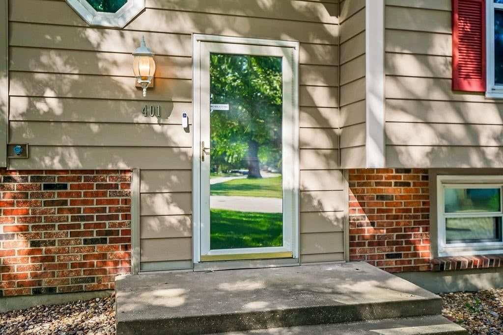 401 SE Mt Vernon Drive — photo 2
