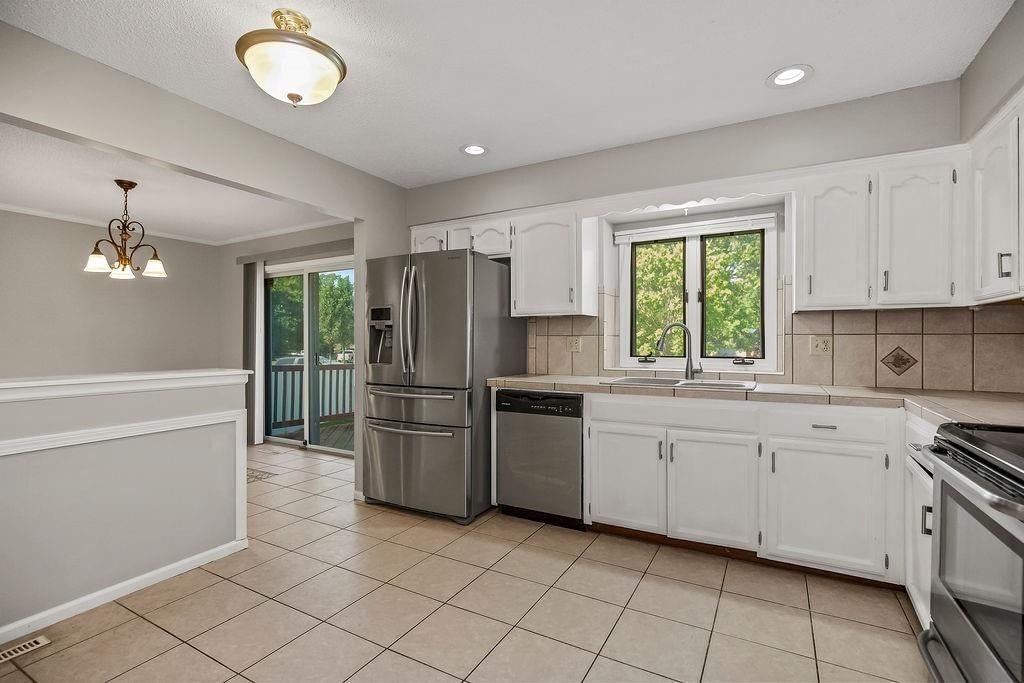 401 SE Mt Vernon Drive — photo 9