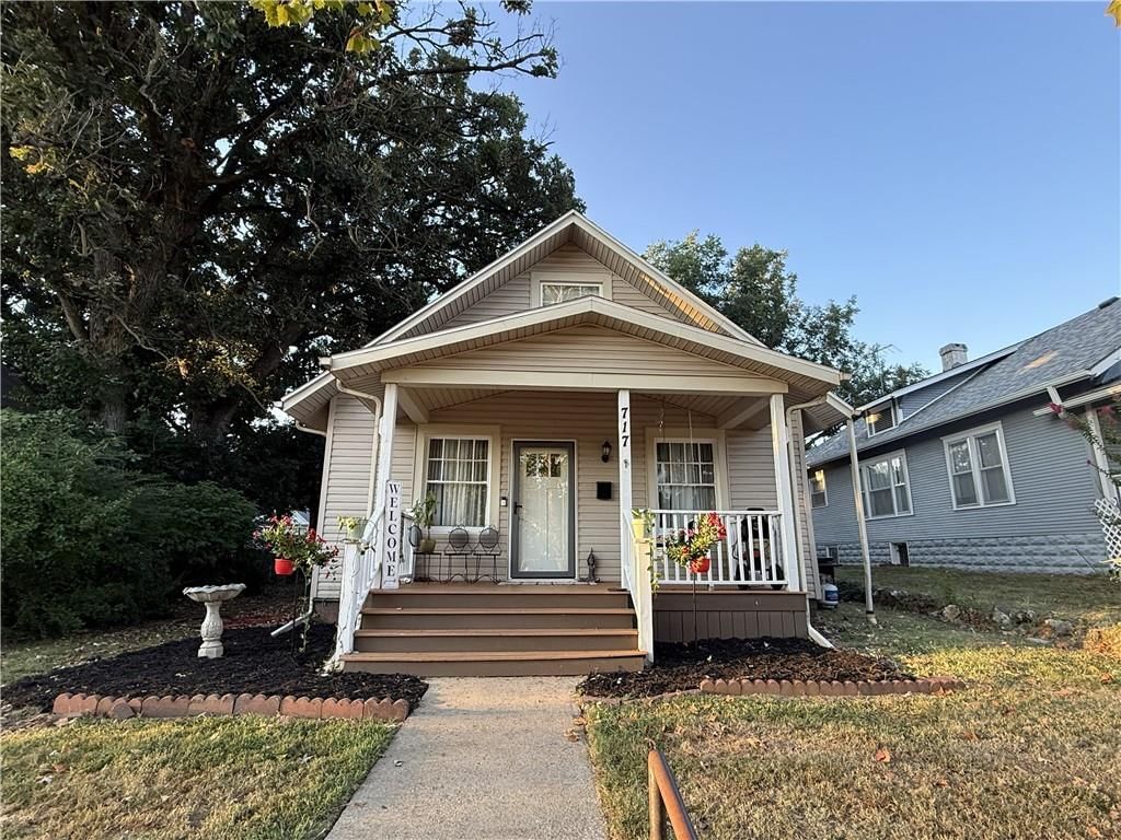 717 W 9th Street — photo 1