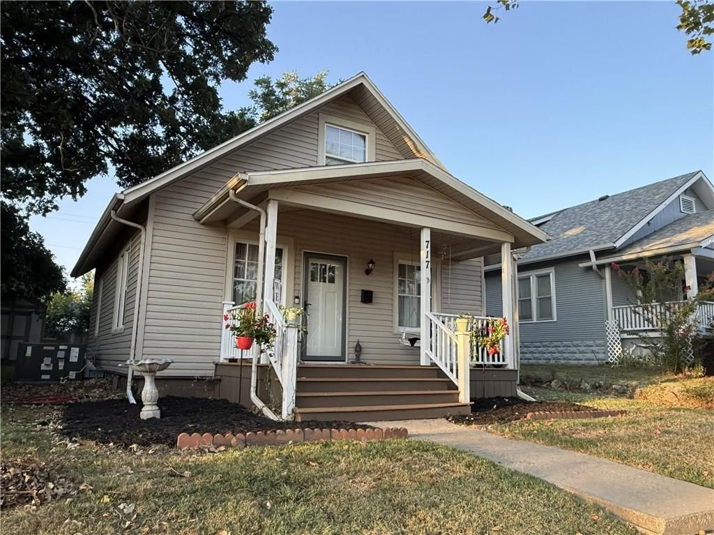 717 W 9th Street — photo 2