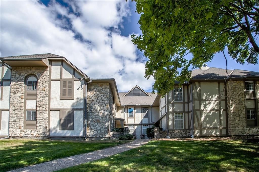 1205 NW Village Drive, Blue Springs, MO: listing photo 2