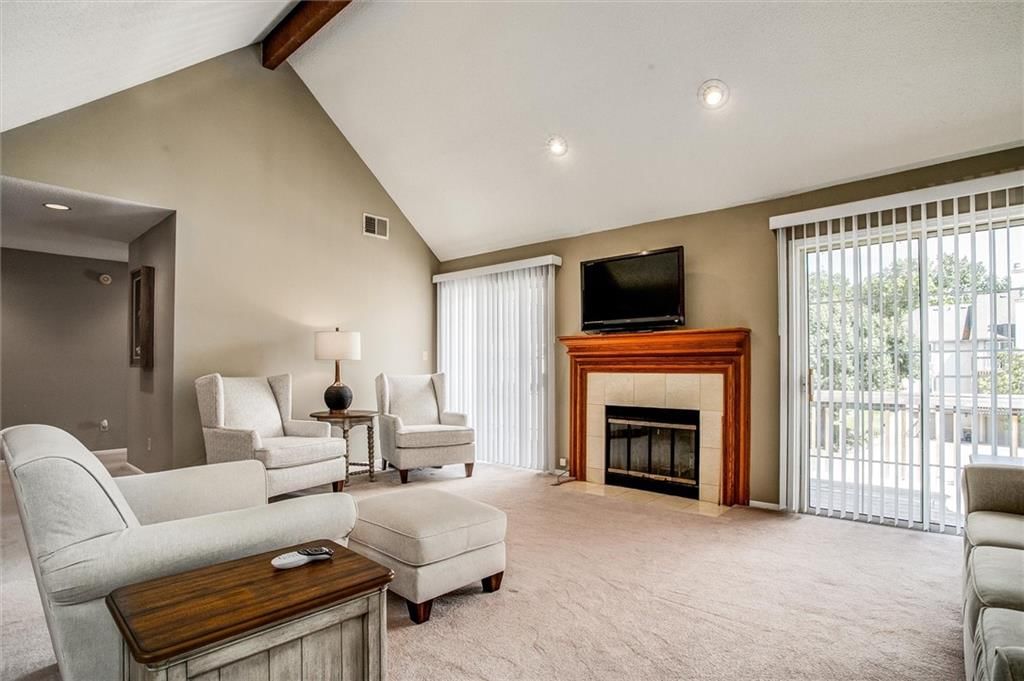 Photo 4 of 29 - 1205 NW Village Drive #D, Blue Springs, MO 64015