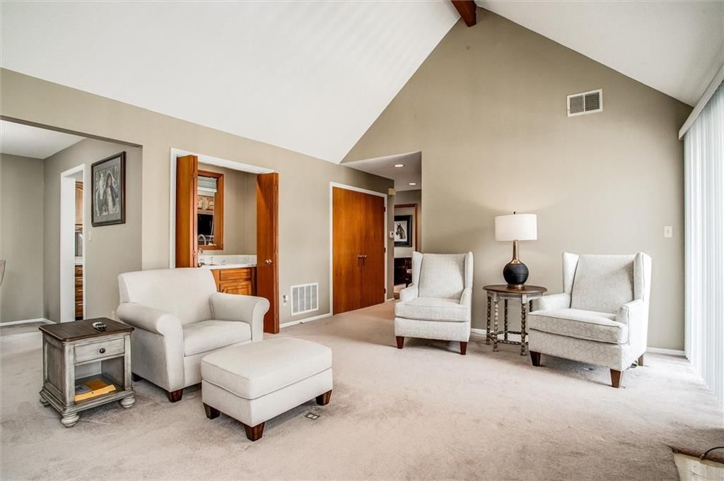 Photo 5 of 29 - 1205 NW Village Drive #D, Blue Springs, MO 64015