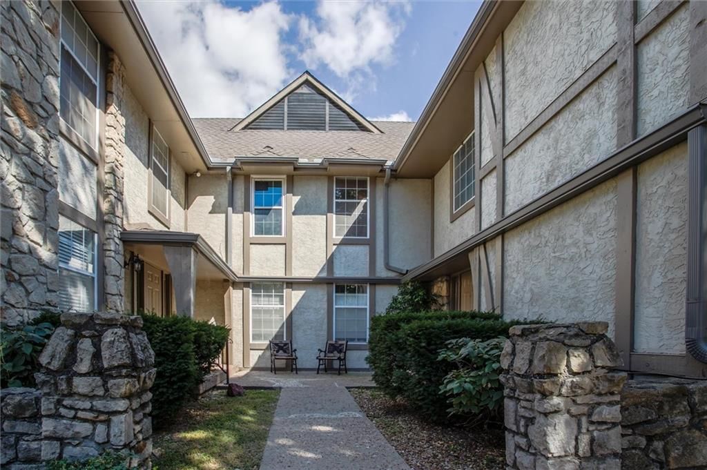 Photo 24 of 29 - 1205 NW Village Drive #D, Blue Springs, MO 64015