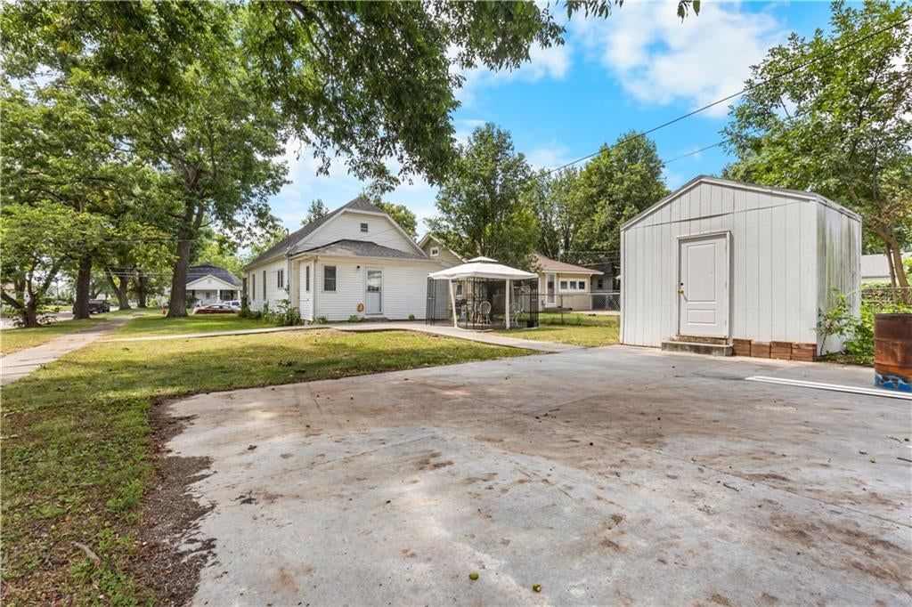 302 Pacific Avenue, Osawatomie, KS: listing photo 3