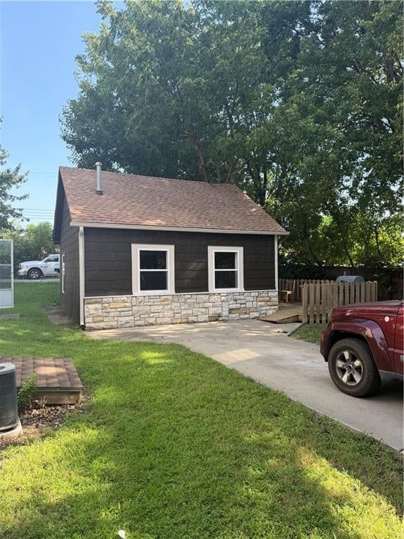 704 Rhodes Avenue — photo 8