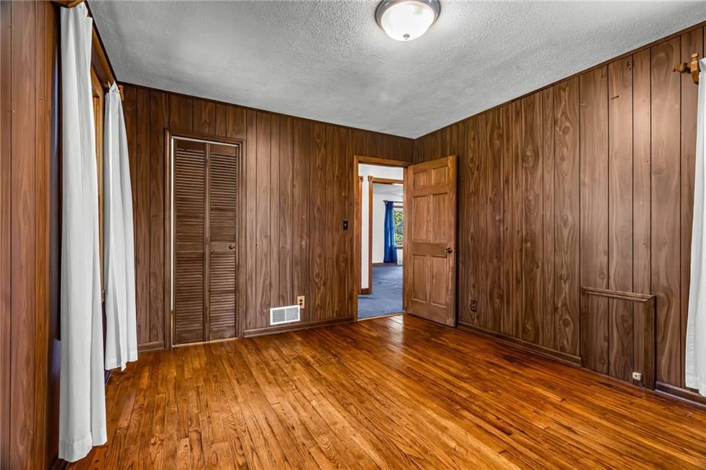 Photo 18 of 27 - 5530 N Spruce Avenue, Kansas City, MO 64119