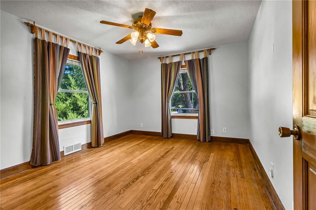 Photo 20 of 27 - 5530 N Spruce Avenue, Kansas City, MO 64119