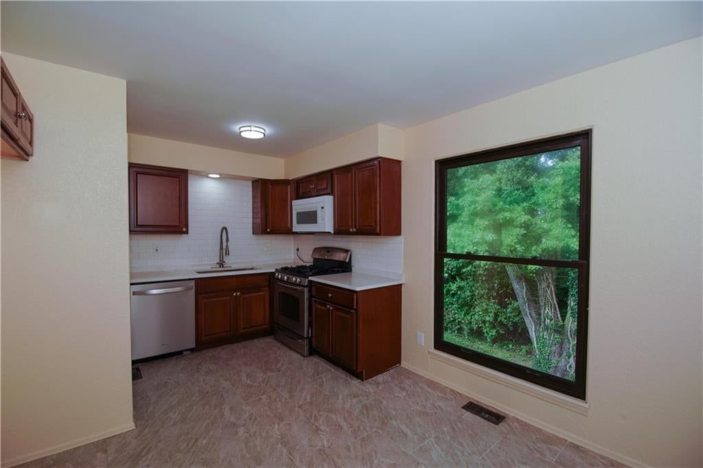 9528 Manning Avenue — photo 13