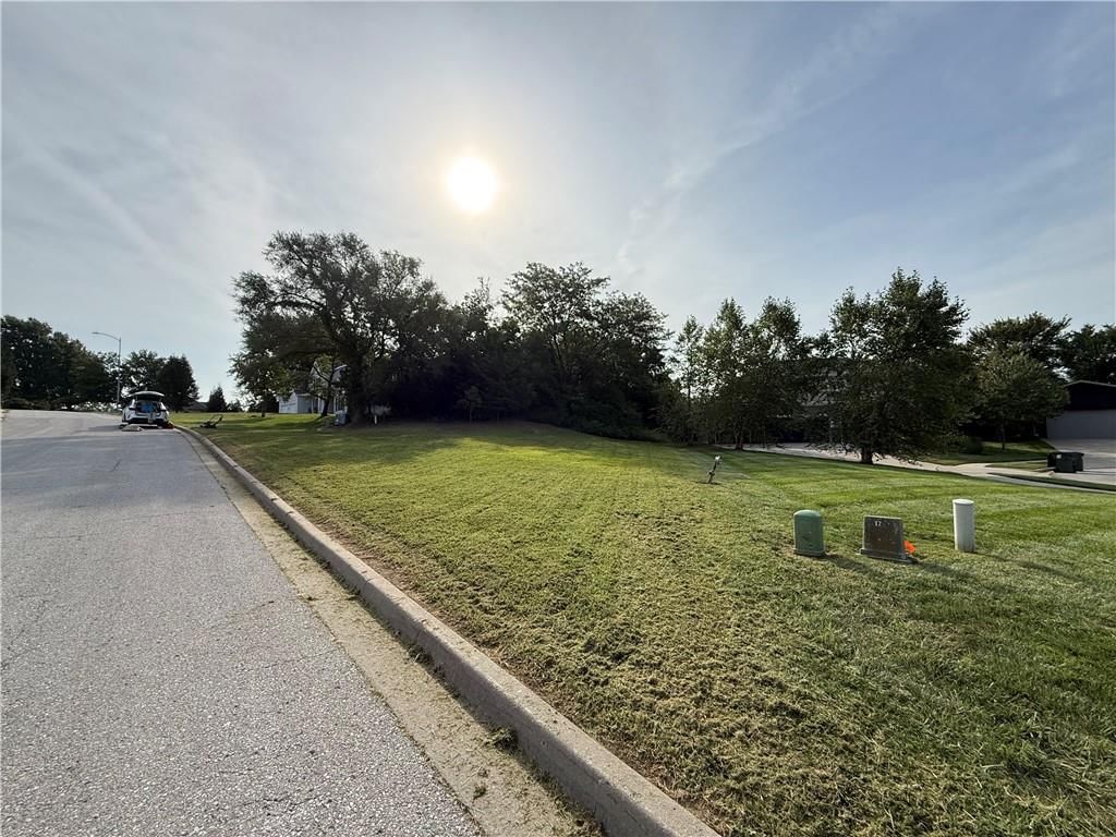 12021 Country Club Court, Parkville, MO
