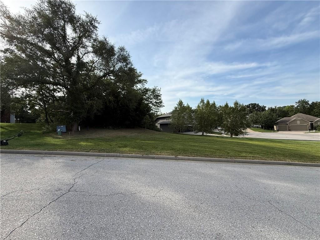 12021 Country Club Court, Parkville, MO: listing photo 3