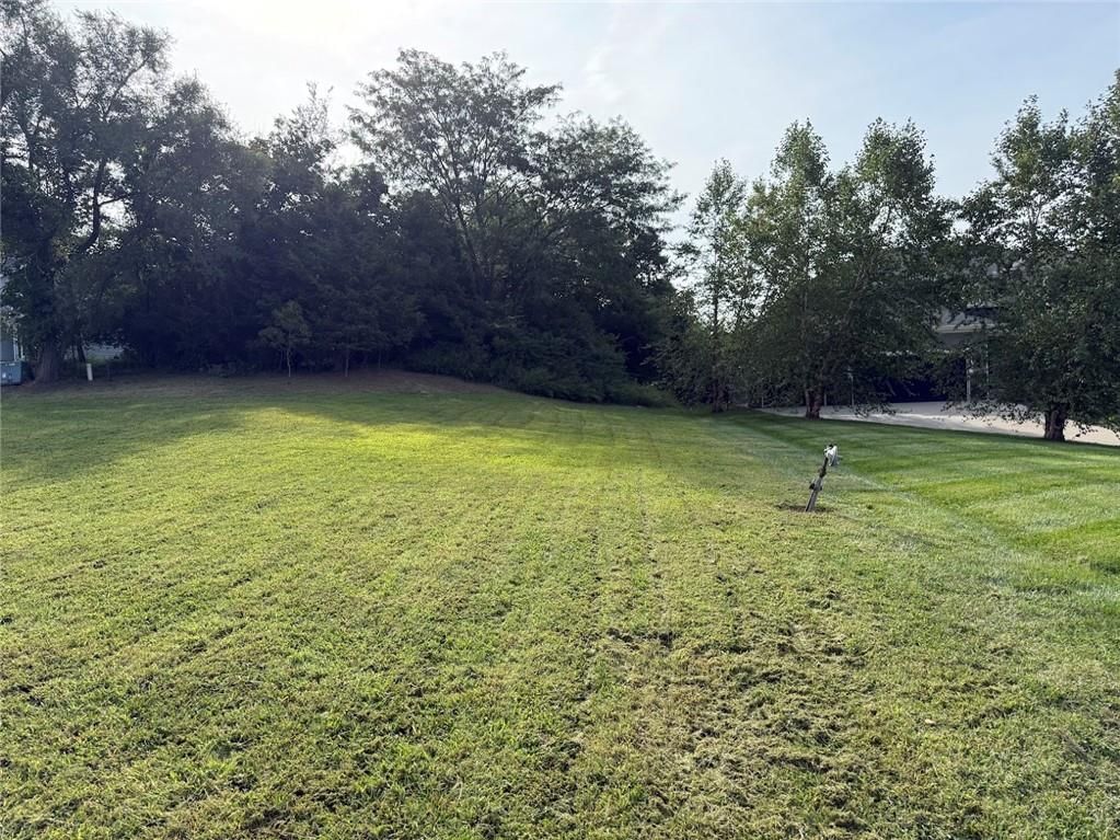 Photo 10 of 12 - 12021 Country Club Court, Parkville, MO 64152