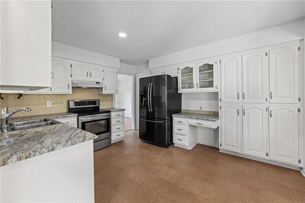 Photo 4 of 70 - 905 S Lincoln Avenue, Raymore, MO 64083