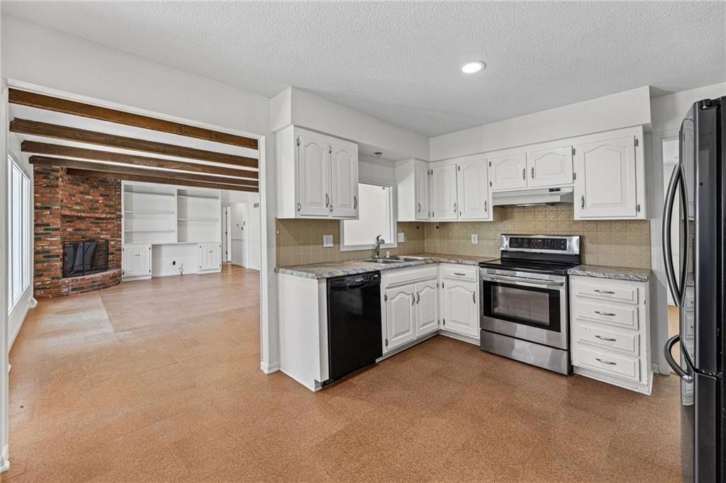 Photo 5 of 70 - 905 S Lincoln Avenue, Raymore, MO 64083
