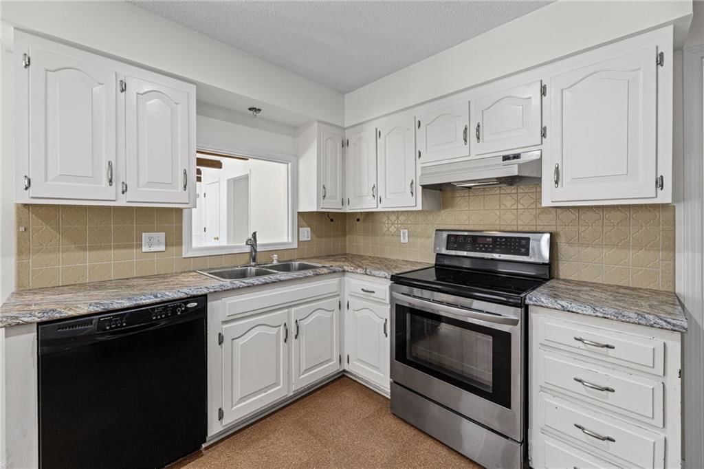 Photo 6 of 70 - 905 S Lincoln Avenue, Raymore, MO 64083