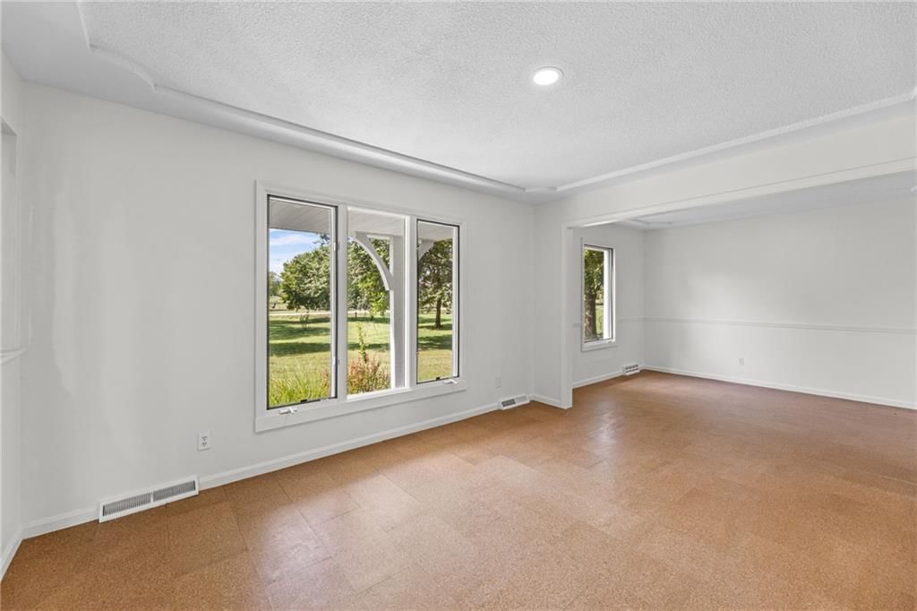 Photo 8 of 70 - 905 S Lincoln Avenue, Raymore, MO 64083