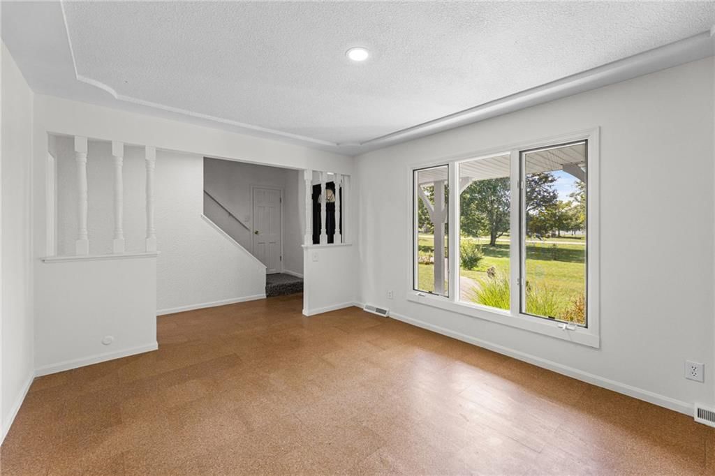 Photo 9 of 70 - 905 S Lincoln Avenue, Raymore, MO 64083