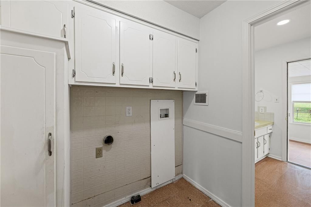 Photo 12 of 70 - 905 S Lincoln Avenue, Raymore, MO 64083
