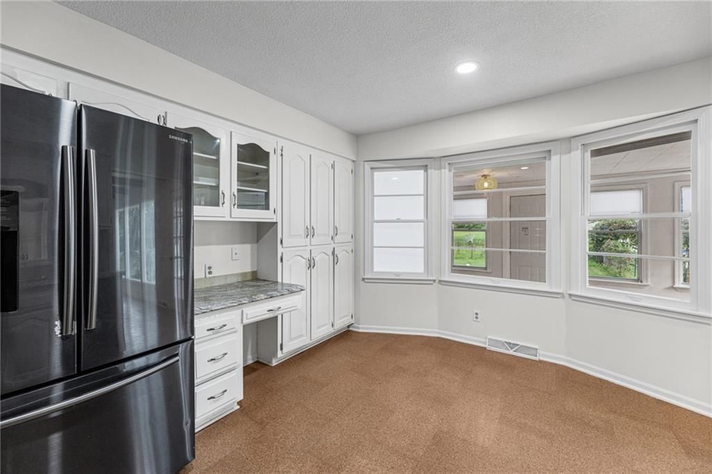 Photo 14 of 70 - 905 S Lincoln Avenue, Raymore, MO 64083