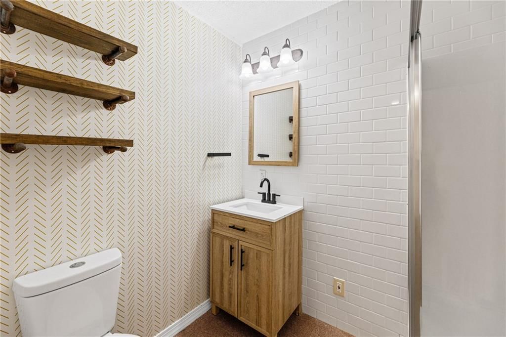 Photo 21 of 70 - 905 S Lincoln Avenue, Raymore, MO 64083