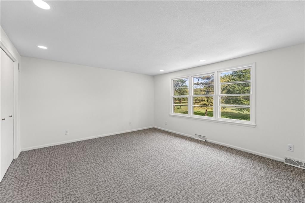 Photo 27 of 70 - 905 S Lincoln Avenue, Raymore, MO 64083
