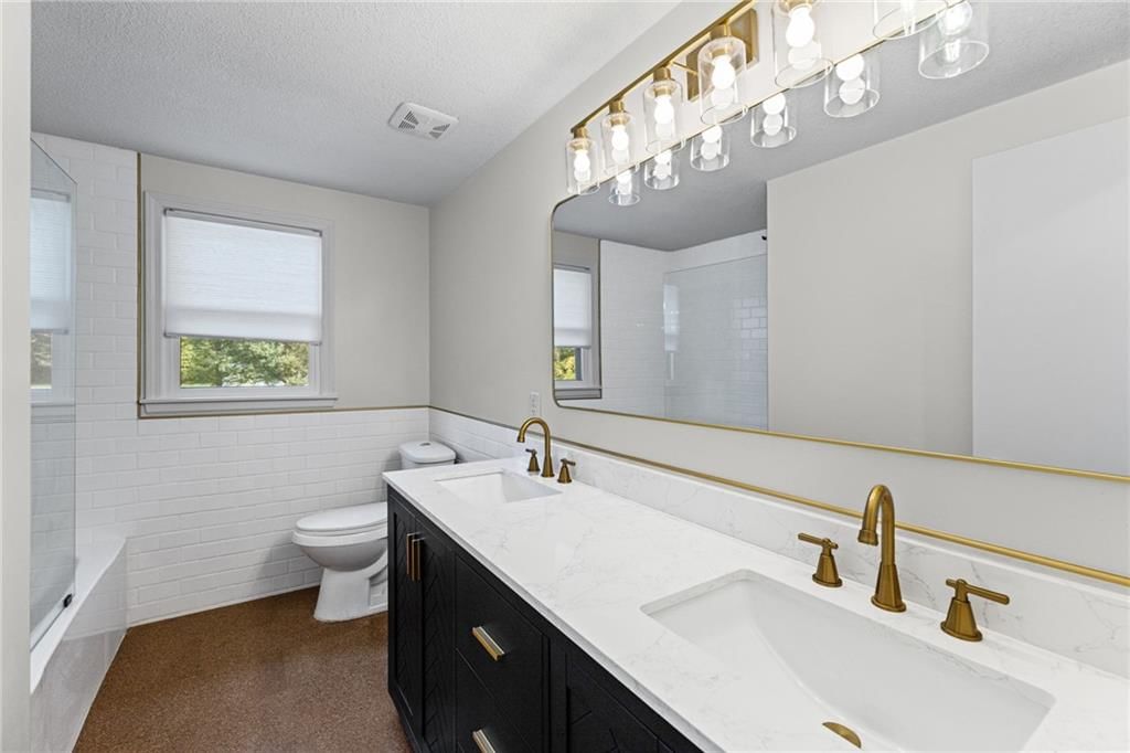 Photo 31 of 70 - 905 S Lincoln Avenue, Raymore, MO 64083