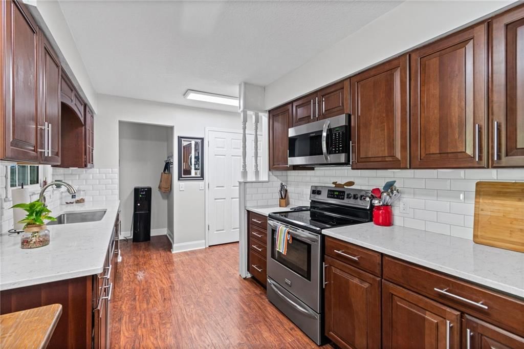 2392 NE H Highway — photo 10