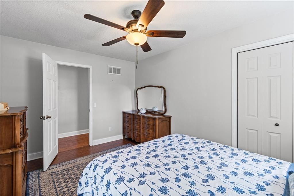 2392 NE H Highway — photo 13