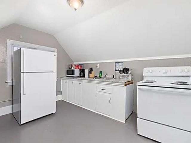 1304 Massachusetts Street — photo 17
